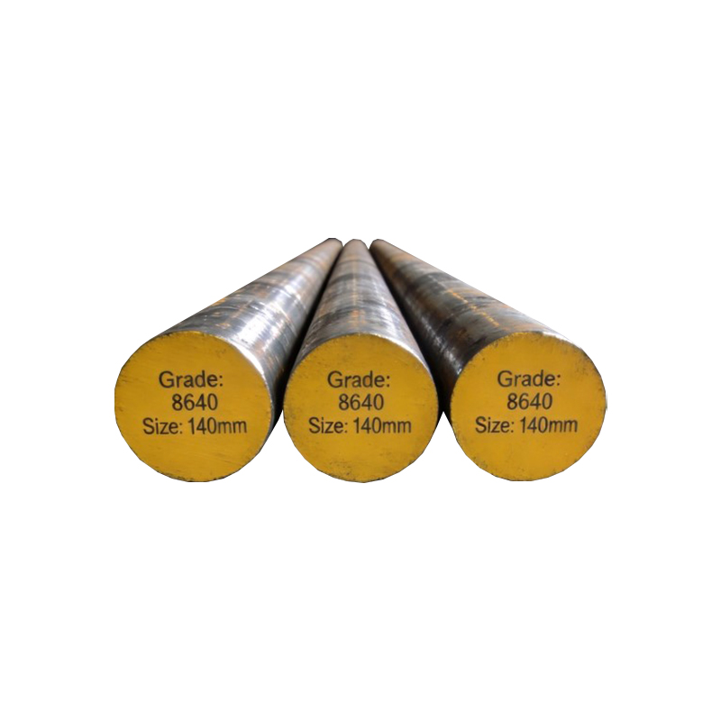 Tiga keping AISI 8640 Ni‑Cr‑Mo keluli aloi bar bulat 140mm, tangkapan produk latar belakang putih biasa